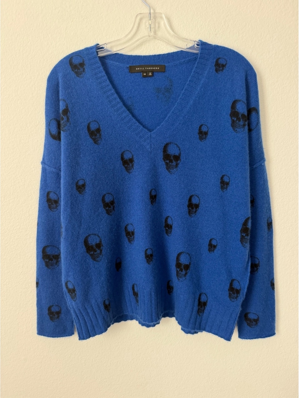 Skull Cashmere Blue/Black Skull Long Sleeve V-Neck 100% Cashmere Sweater Size XS